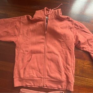 Aritzia zip up and 5’ shorts both size large in perfect condition